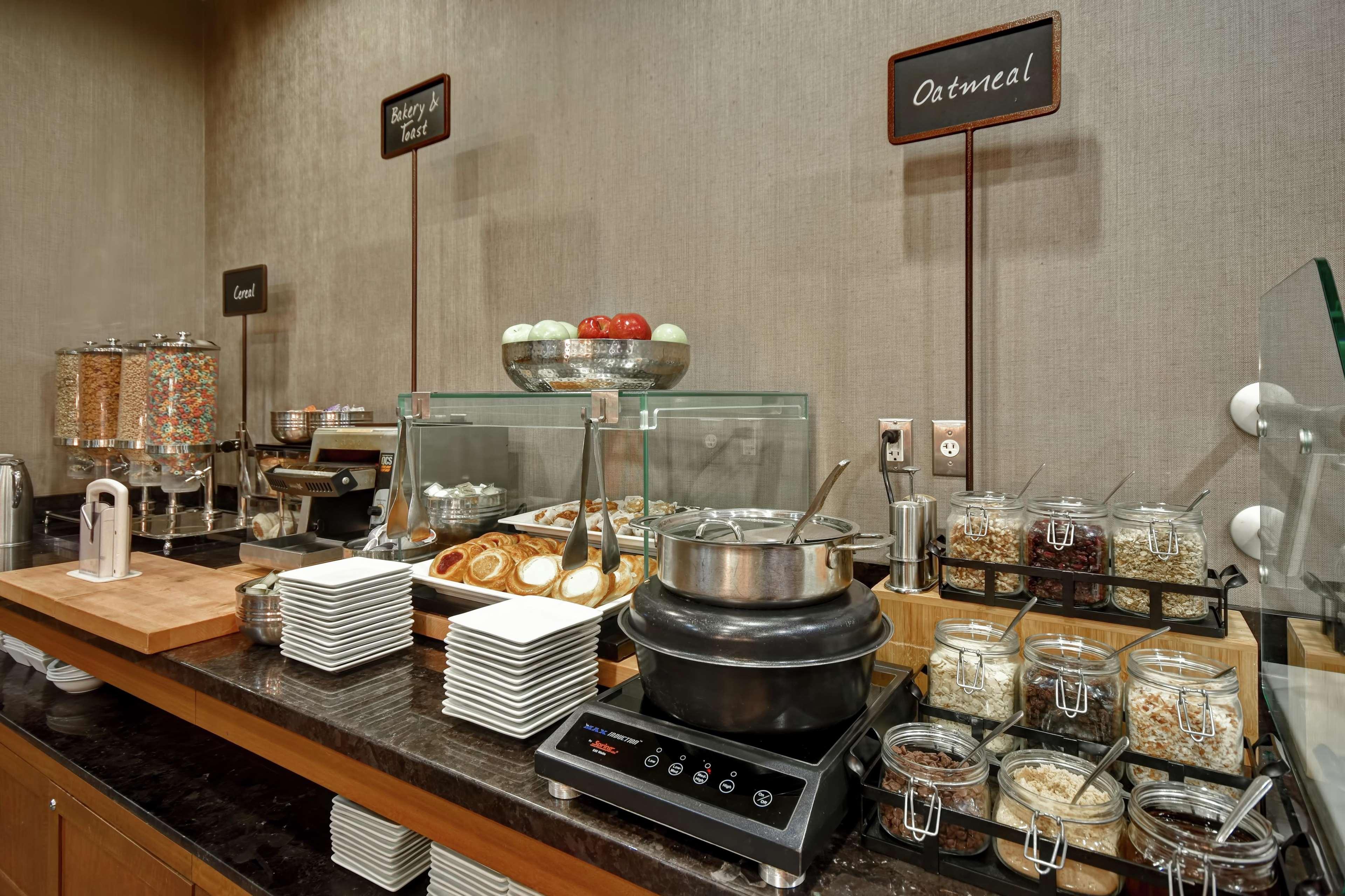 Embassy Suites Springfield Ngoại thất bức ảnh