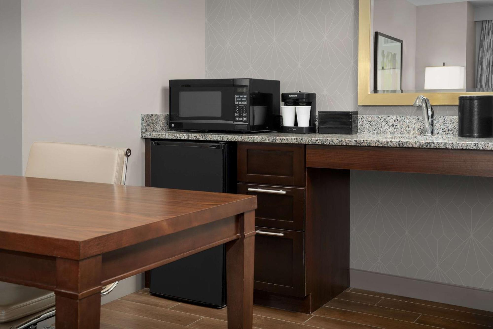 Embassy Suites Springfield Ngoại thất bức ảnh
